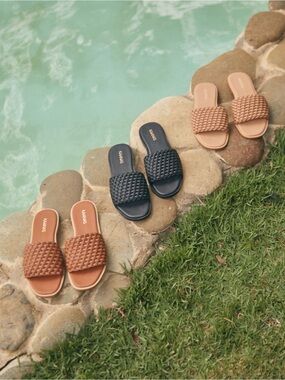 NWT KAANAS Avellana Basketweave Leather Slides